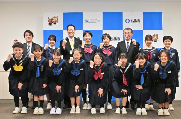 城西ミニバス女子の選手と監督、市長、議長の写真
