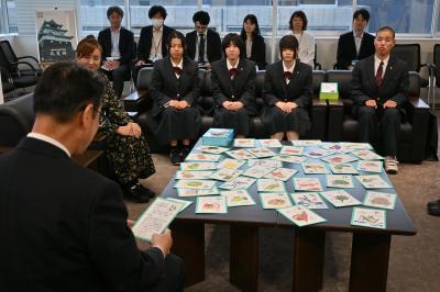 かるた遊びのデモンストレーション