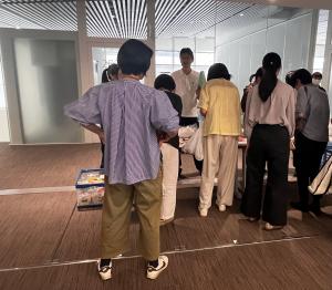 買い物中の写真