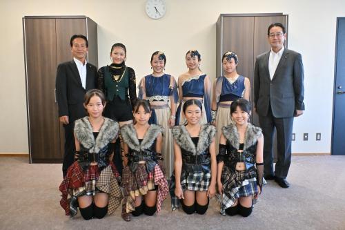 全国大会出場選手と市長らの写真