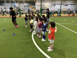 サッカー教室に参加する子どもたち①