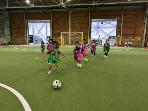 サッカー教室に参加する子どもたち②