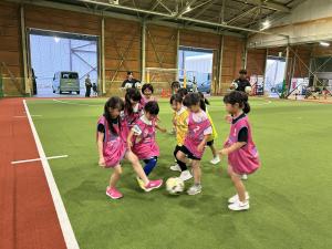 サッカー教室に参加する子どもたち④