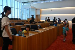 議場での議会体験での写真