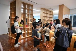 シアターマドの中の新しい児童館を見学する写真