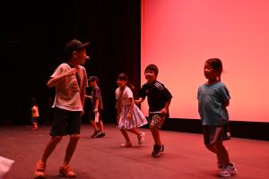 シアターマド小ホールの舞台を楽しむこどもたちの写真
