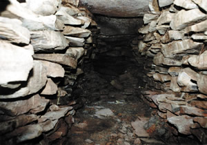 画像：竪穴式石室内部の様子