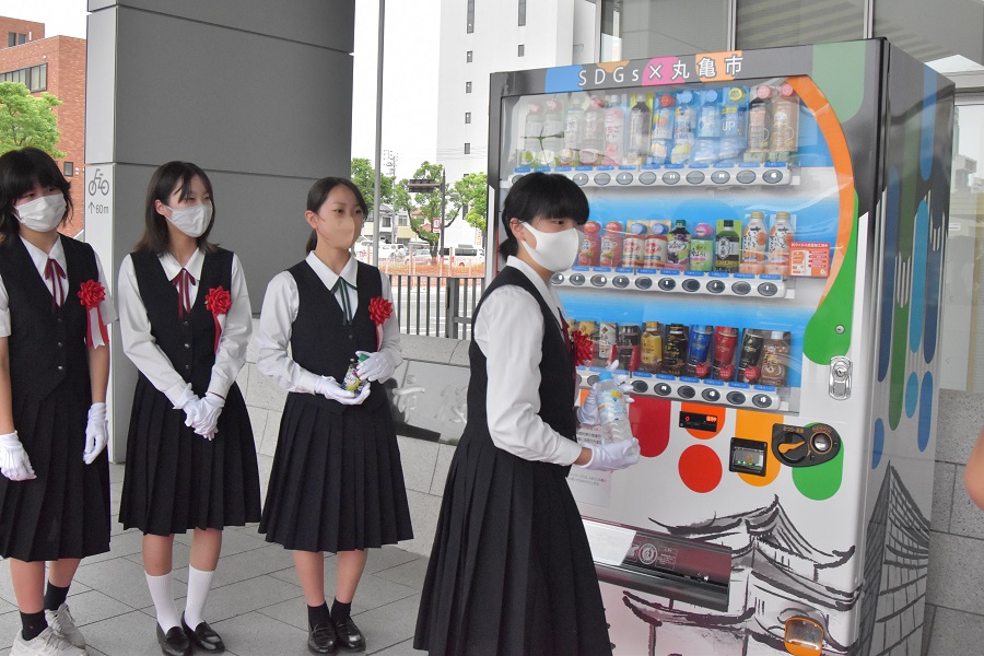 香川県立丸亀高等学校の生徒の皆さんの画像