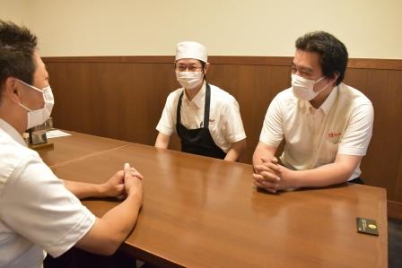 （左から中川マネージャー、香川さん、河上さん）の画像