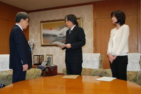 写真左、左から市長、鹿子嶋会長、高木副会長の画像1