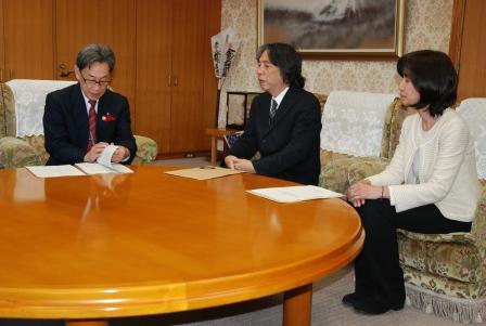 写真左、左から市長、鹿子嶋会長、高木副会長の画像2