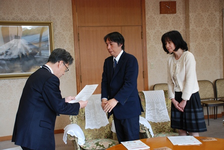 写真左から市長、鹿子嶋会長、髙木副会長の画像
