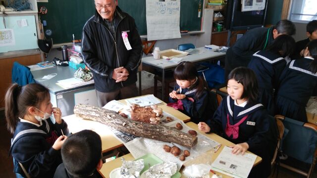 富熊小学校　地元でしいたけの原木栽培をしている生産者の方との交流会の画像1