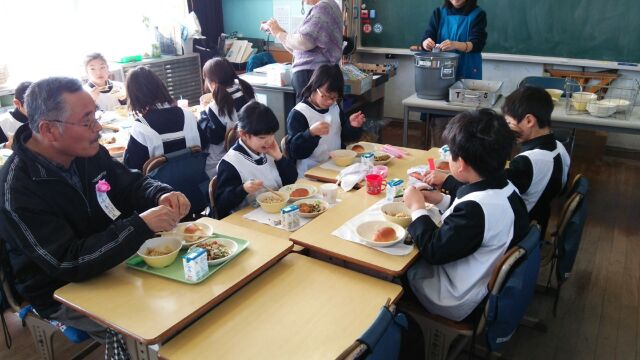 富熊小学校　地元でしいたけの原木栽培をしている生産者の方との交流会の画像2