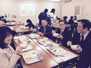 市役所会議室で、市民の方々等を対象に給食試食会の開催の画像2