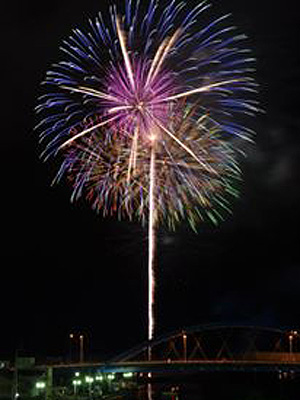 夏の「婆娑羅まつり」では、港に大きな花火が打ち上げられます。の画像