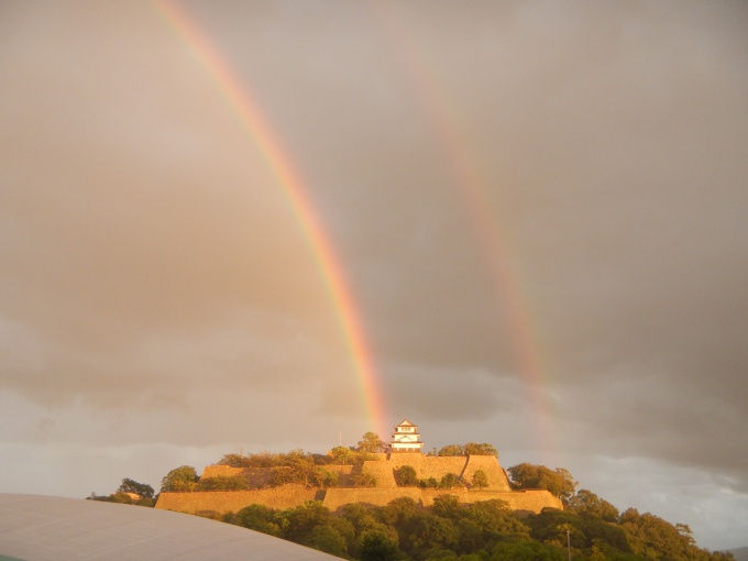 二重の虹と丸亀城