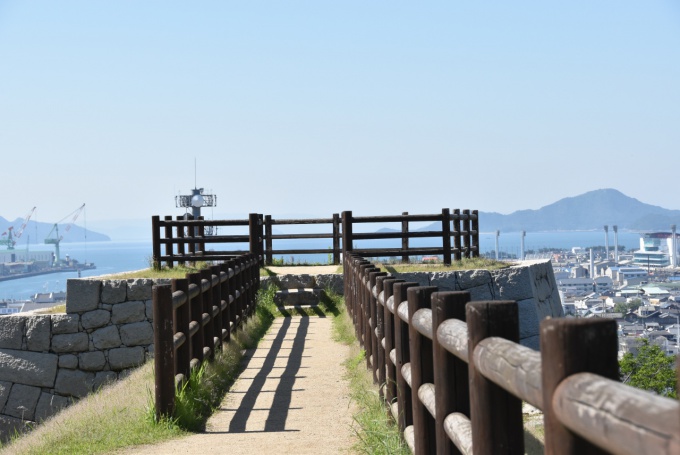 三の丸東張出石垣へ向かう