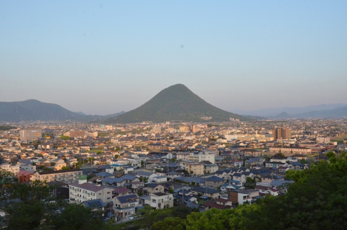 夕暮れに飯野山を望む