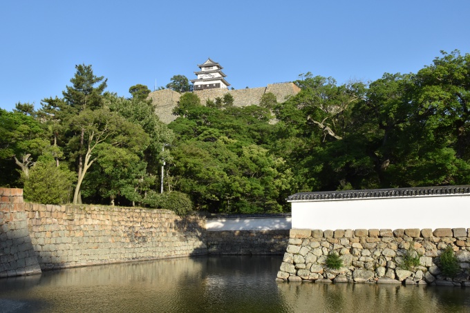 お濠端から丸亀城を望む