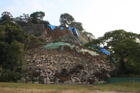石垣崩落状況（西から）の画像