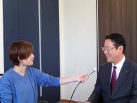 FM香川にインタビューを受ける市長の写真