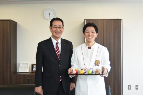 乃だや三代目野田大晴さんと市長の写真