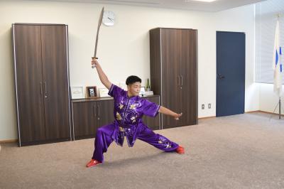 武術太極拳の長剣を披露する香川さんの写真１