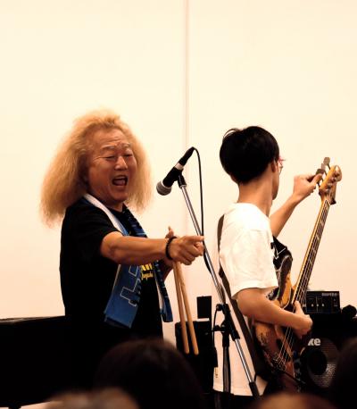 会場を盛り上げるファンキーさんの写真