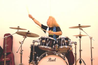 ドラム演奏するファンキーさんの写真