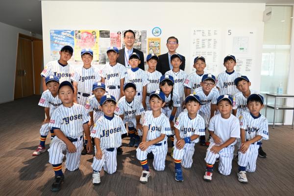丸亀城西軟式野球スポーツ少年団と市長らの写真