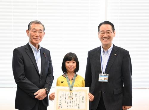 北川さんと議長と市長の写真