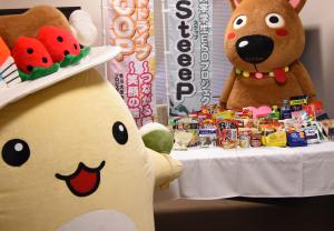 缶詰やレトルトなど保存食品が机の上に並んだ様子