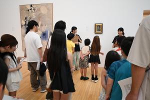 常設展「猪熊弦一郎 Since1995」の作品鑑賞の様子