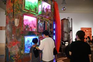 企画展「大竹伸朗展 網膜」の作品鑑賞の様子