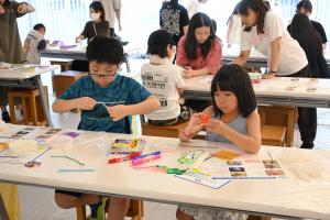オリジナルメガネを製作する様子