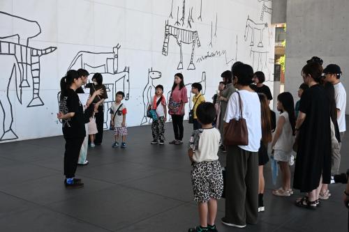 美術館の壁画前での様子