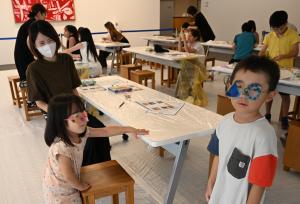 完成したオリジナルメガネをかける参加者２