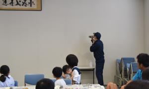 缶コーヒーを飲むドロボウ