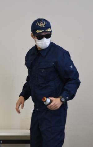 缶コーヒーを持つドロボウ