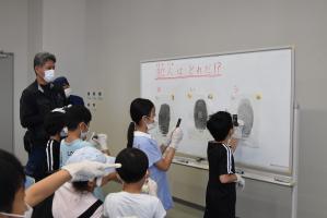 指紋から犯人を推理する参加者