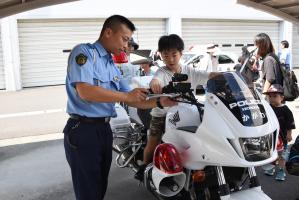 白バイにまたがる参加者