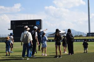 レクザムボールパーク丸亀の施設見学をする様子