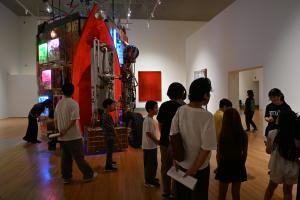 企画展「大竹伸朗展 網膜」を紹介する様子