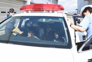 パトカーに乗車する参加者