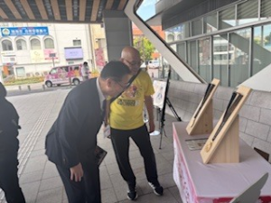 メダルの説明をきく市長