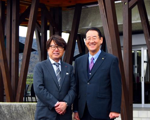株式会社トリドールホールディングス粟田社長と松永市長の写真