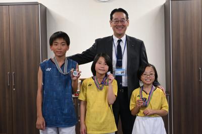 丸亀クラブジュニア所属選手と市長の写真