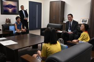 市長と選手たちが話している写真