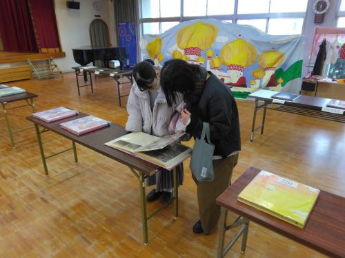 アルバムを見る様子